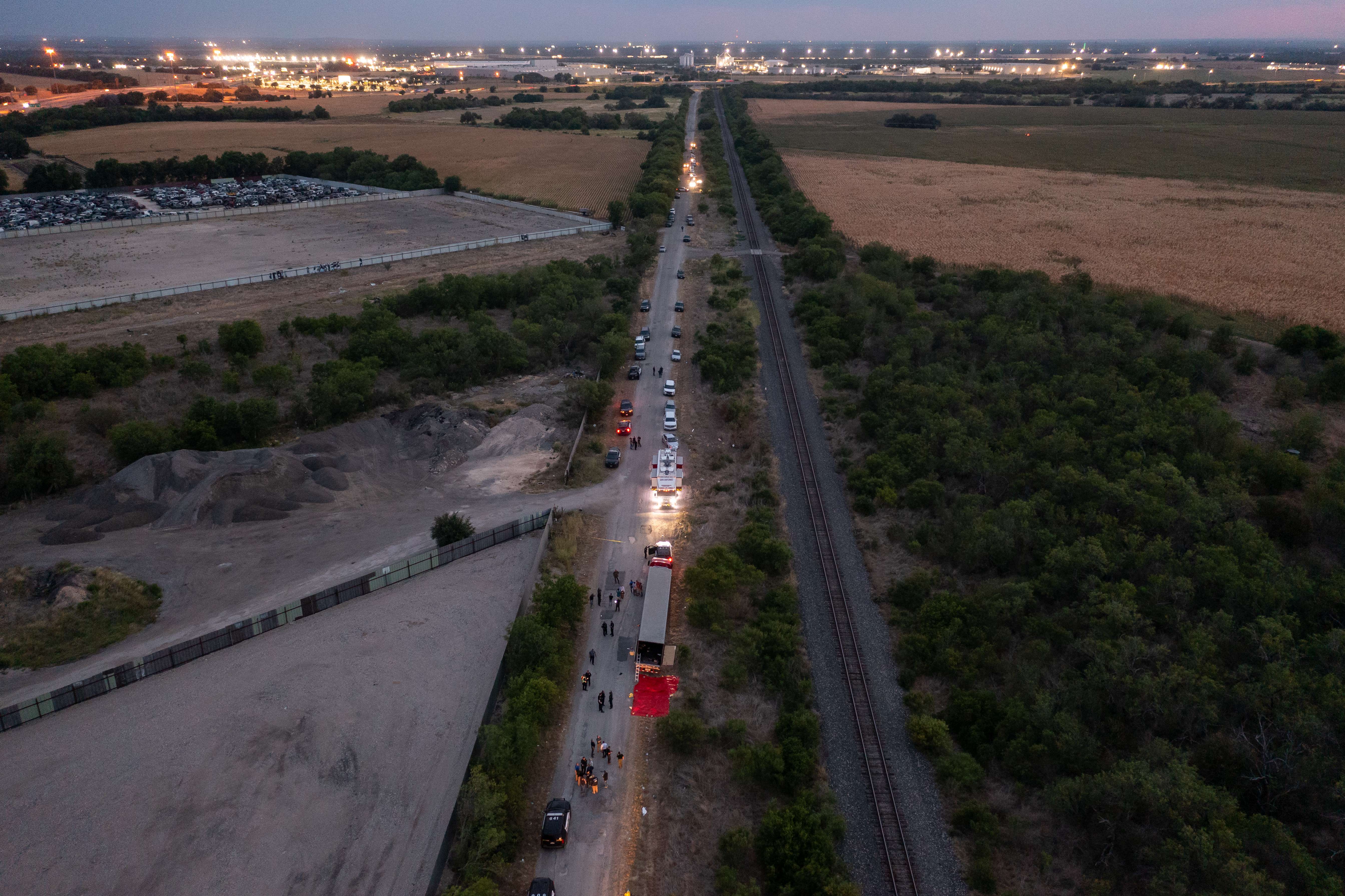 En esta carretera de San Antonio, Texas, quedó el tráiler donde murieron más de medio centenar de migrantes. (Foto Prensa Libre: AFP)