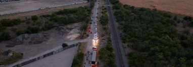 En esta carretera de San Antonio, Texas, quedó el tráiler donde murieron más de medio centenar de migrantes. (Foto Prensa Libre: AFP)