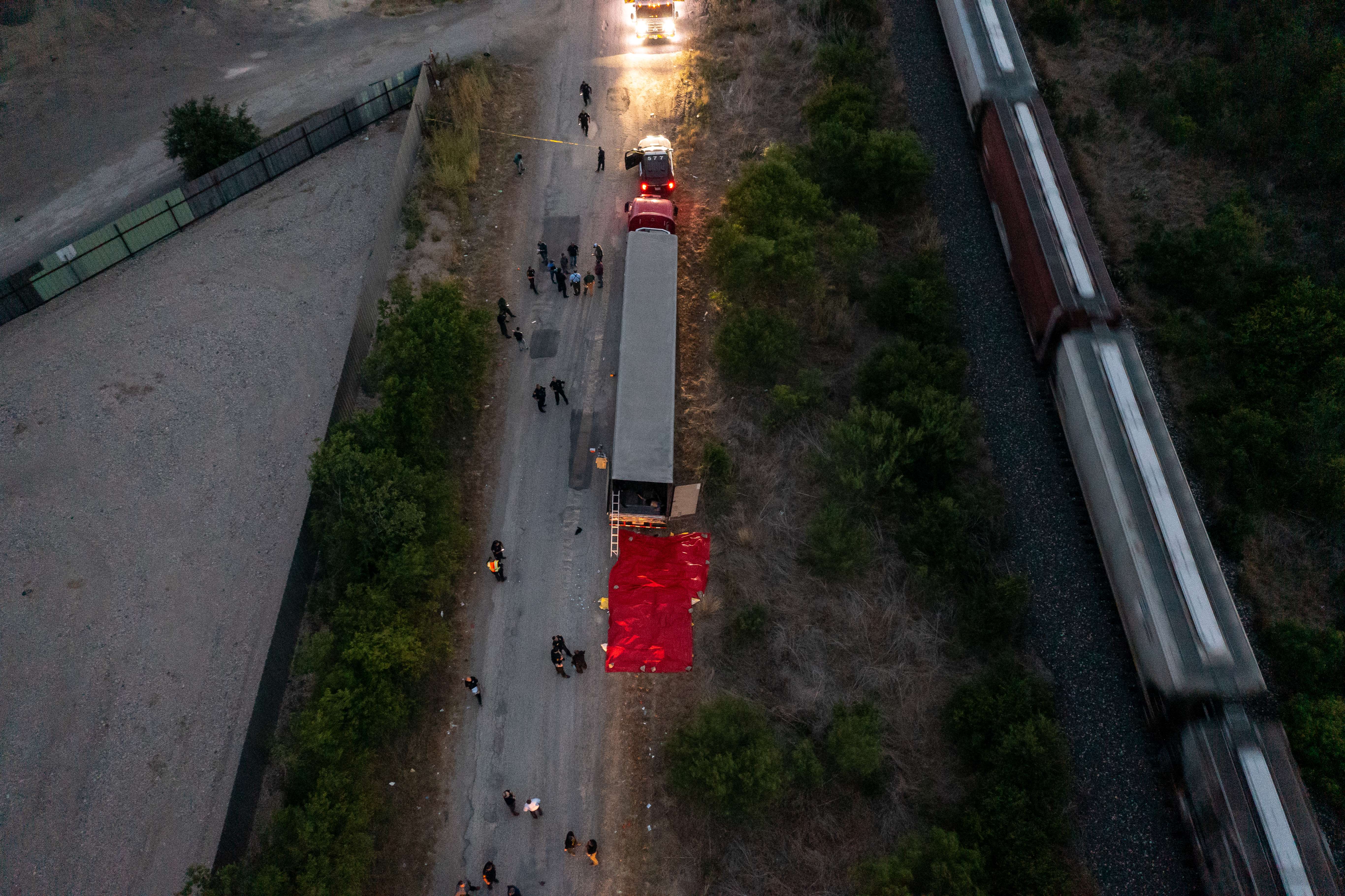 Tráiler en donde fueron ubicados los cadáveres de al menos 50 migrantes en San Antonio, Texas, Estados Unidos.   (Foto Prensa Libre: AFP)