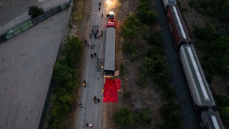 Tráiler en donde fueron ubicados los cadáveres de al menos 50 migrantes en San Antonio, Texas, Estados Unidos.   (Foto Prensa Libre: AFP)