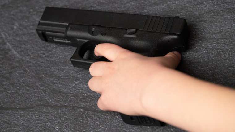 Un niño de 2 años mató a su padre al dispararle accidentalmente con una pistola de 9 mm en Orlando (Florida).