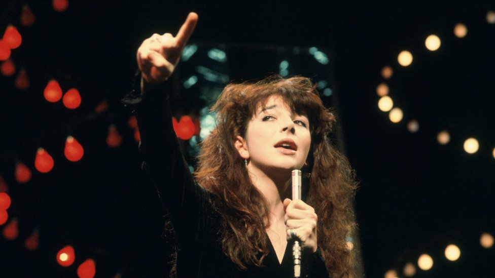 En la imagen, Kate Bush ofreciendo una actuación en vivo en 1978. Más de cuatro décadas después, la cantante vuelve a saborear las mieles del éxito gracias a Netflix.

