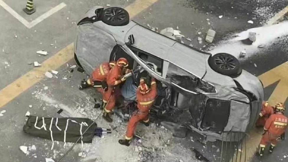2 personas mueren tras la caída de un automóvil eléctrico desde un edificio en China