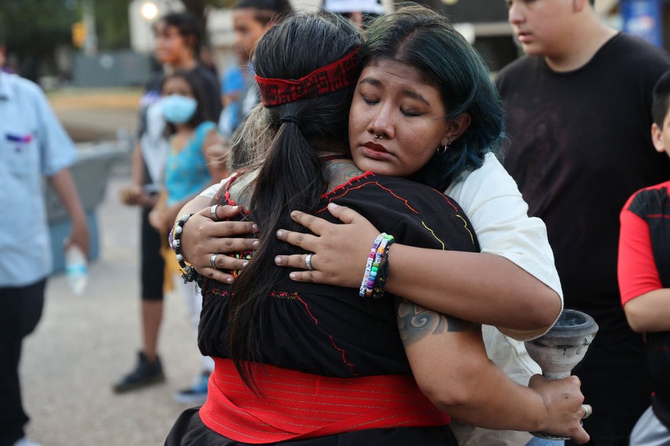 Wanda Pérez abraza a Laura Yohualtlahuiz durante la vigilia por los migrantes muertos.
GETTY IMAGES
