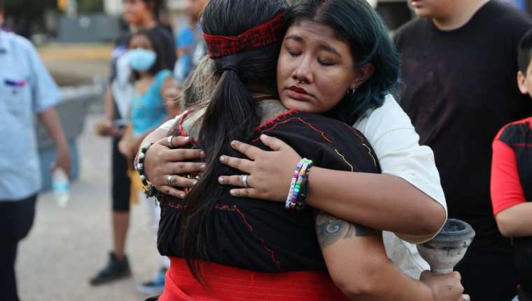 Wanda Pérez abraza a Laura Yohualtlahuiz durante la vigilia por los migrantes muertos.
GETTY IMAGES
