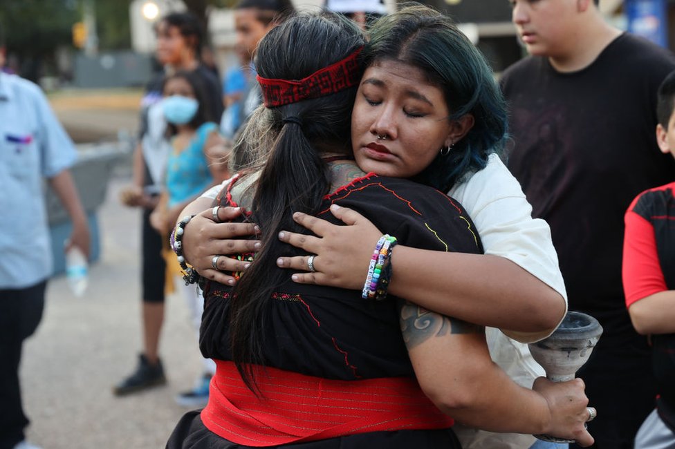 “Estamos honrando a personas cuyas familias aún no saben que han muerto”: la ira y conmoción en San Antonio, epicentro de la mayor tragedia migratoria en Estados Unidos