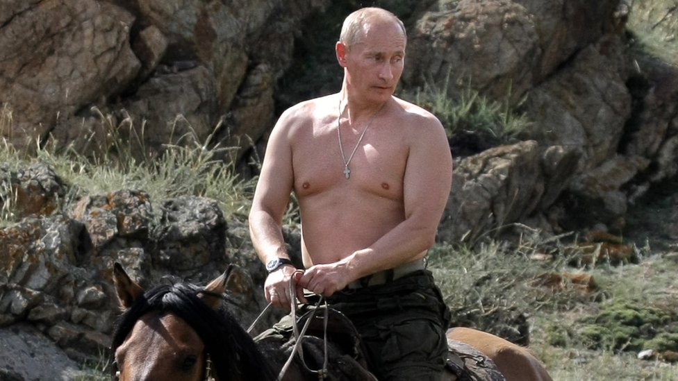 Vladimir Putin ha querido proyectar una "imagen de masculinidad" con fotos como esta, en la que se le vio montado a caballo con el torso desnudo en 2009. (AFP)

