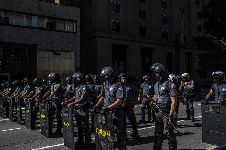 Policía con equipo antidisturbios en una manifestación en Sao Paulo, Brasil, el 31 de mayo de 2020. (Foto Prensa Libre: Victor Moriyama/The New York Times)