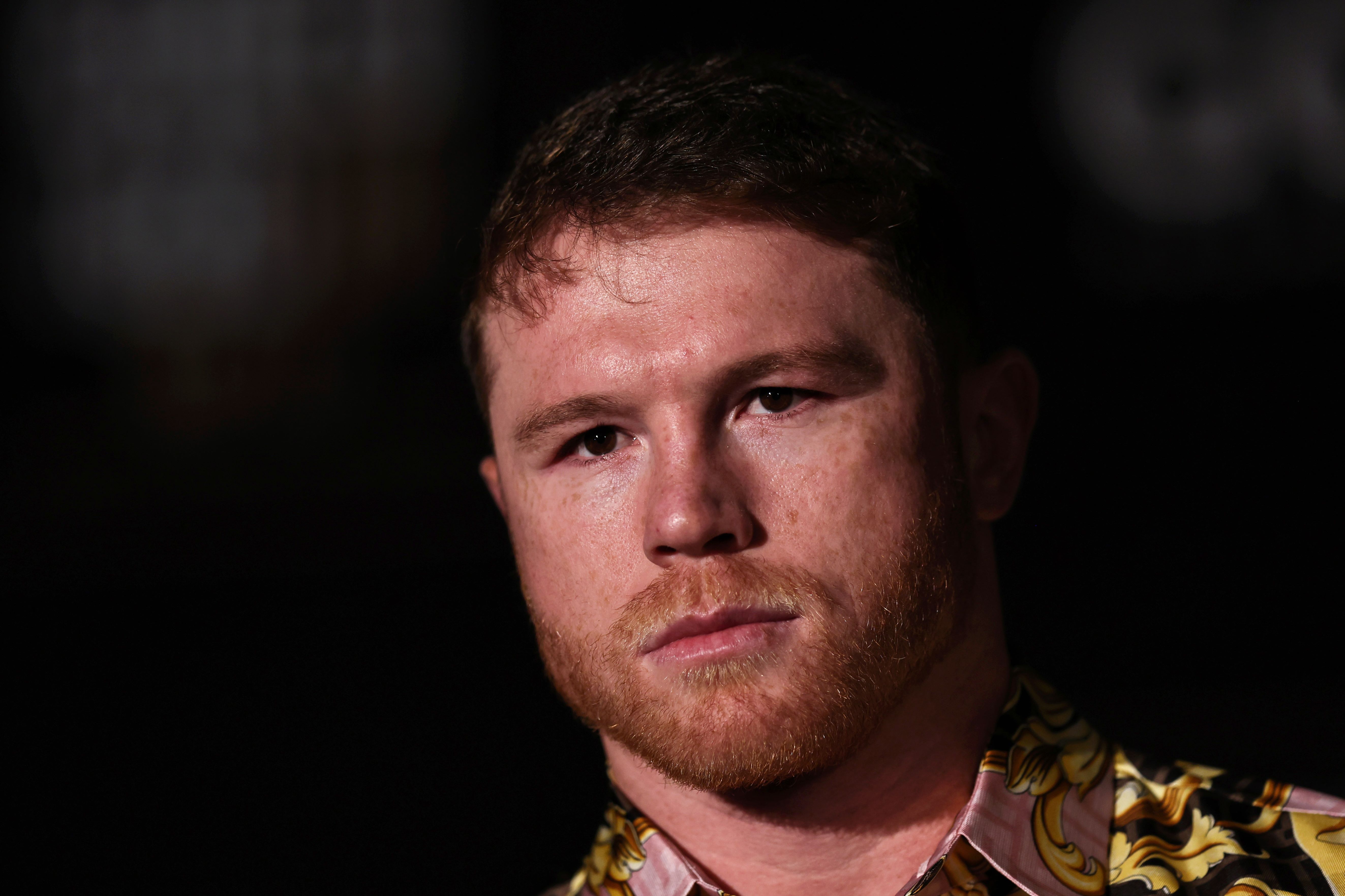 El Canelo Álvarez publicó una disculpa en sus redes sociales tras las amenazas que hizo hacia Lionel Messi, luego de que dijera que el futbolista pateó una camisola de la selección de México. (Foto Prensa Libre: AFP)