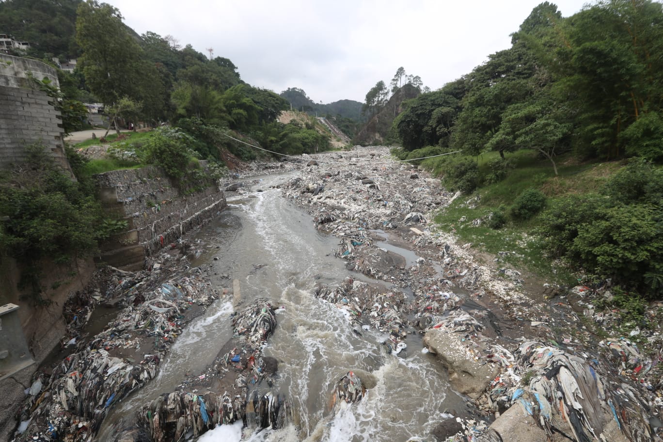 El río Las Vacas es uno de los principales contaminantes del Motagua, que a su vez arrastre miles de toneladas de basura a las costas del Caribe. (Foto Prensa Libre: Roberto López) 