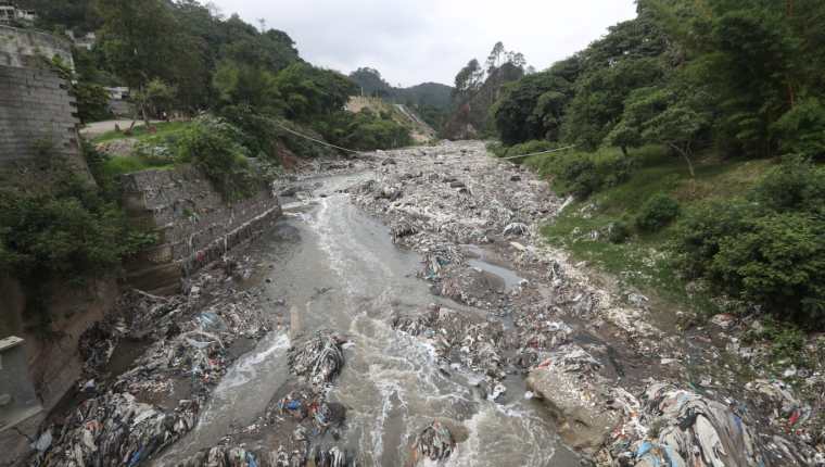 El río Las Vacas es uno de los principales contaminantes del Motagua, que a su vez arrastre miles de toneladas de basura a las costas del Caribe. (Foto Prensa Libre: Roberto López) 