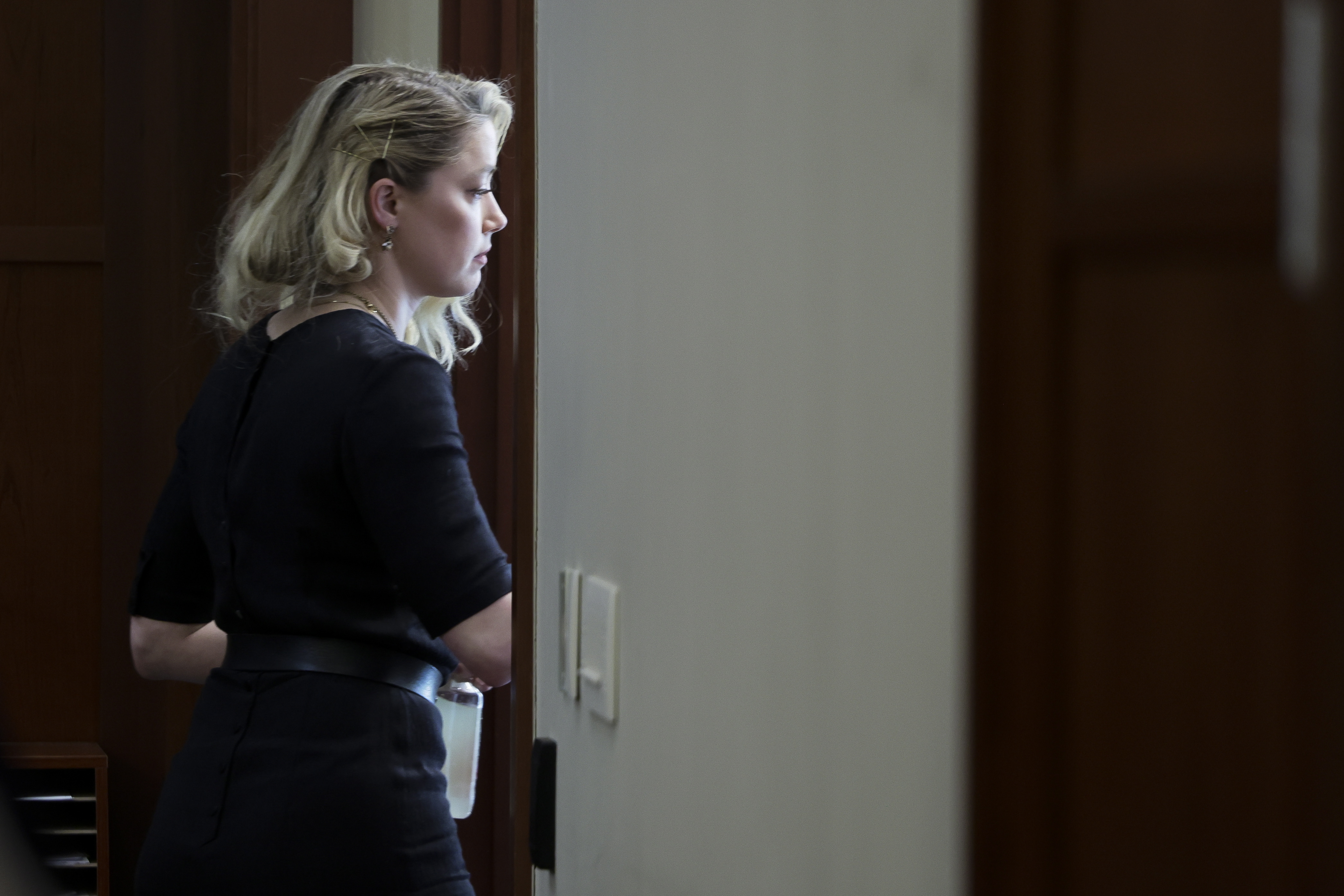La actriz Amber Heard se marcha tras el veredicto del jurado en el juicio por difamación civil Depp v. Heard.  (Foto Prensa Libre: EVELYN HOCKSTEIN/ EFE)