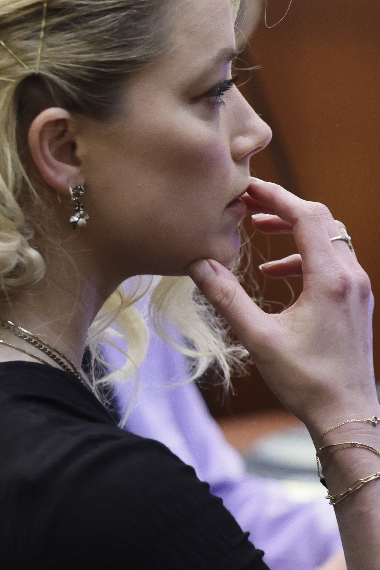 Fairfax (United States), 01/06/2022.- Actor Amber Heard waits before the jury's verdict in the Depp v. Heard civil defamation trial at the Fairfax County Circuit Courthouse in Fairfax, Virginia, USA, 01 June 2022. The jury found that US actor Johnny Depp was defamed by his ex-wife, US actor Amber Heard, in his 50 million US dollar defamation lawsuit against her and awarded him with 15 million US dollars. The jury also found that Heard was defamed by Depp through his former attorney, Adam Waldman, and awarded her with two million US dollars. (Estados Unidos) EFE/EPA/EVELYN HOCKSTEIN / POOL