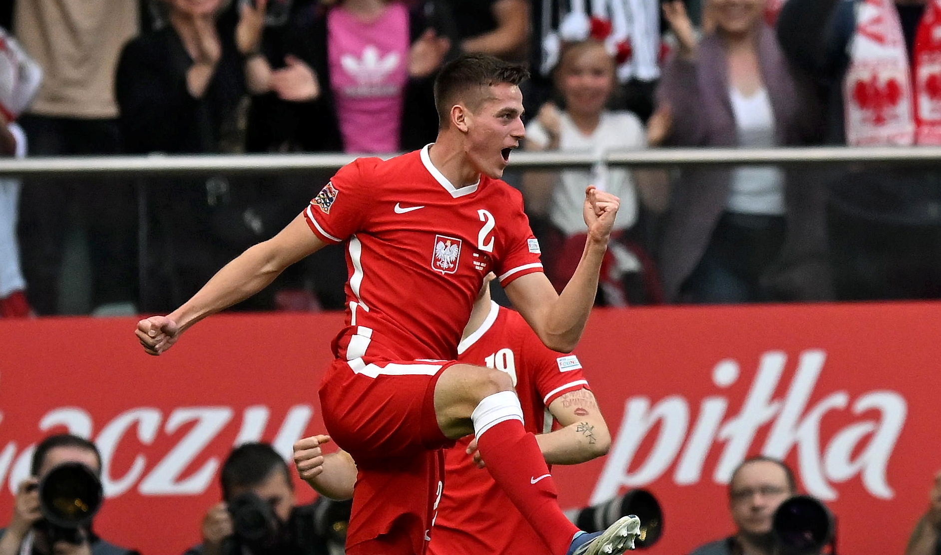 Jakub Kaminski de Polonia, festeja el primer gol de su selección. (Foto Prensa Libre: EFE)
