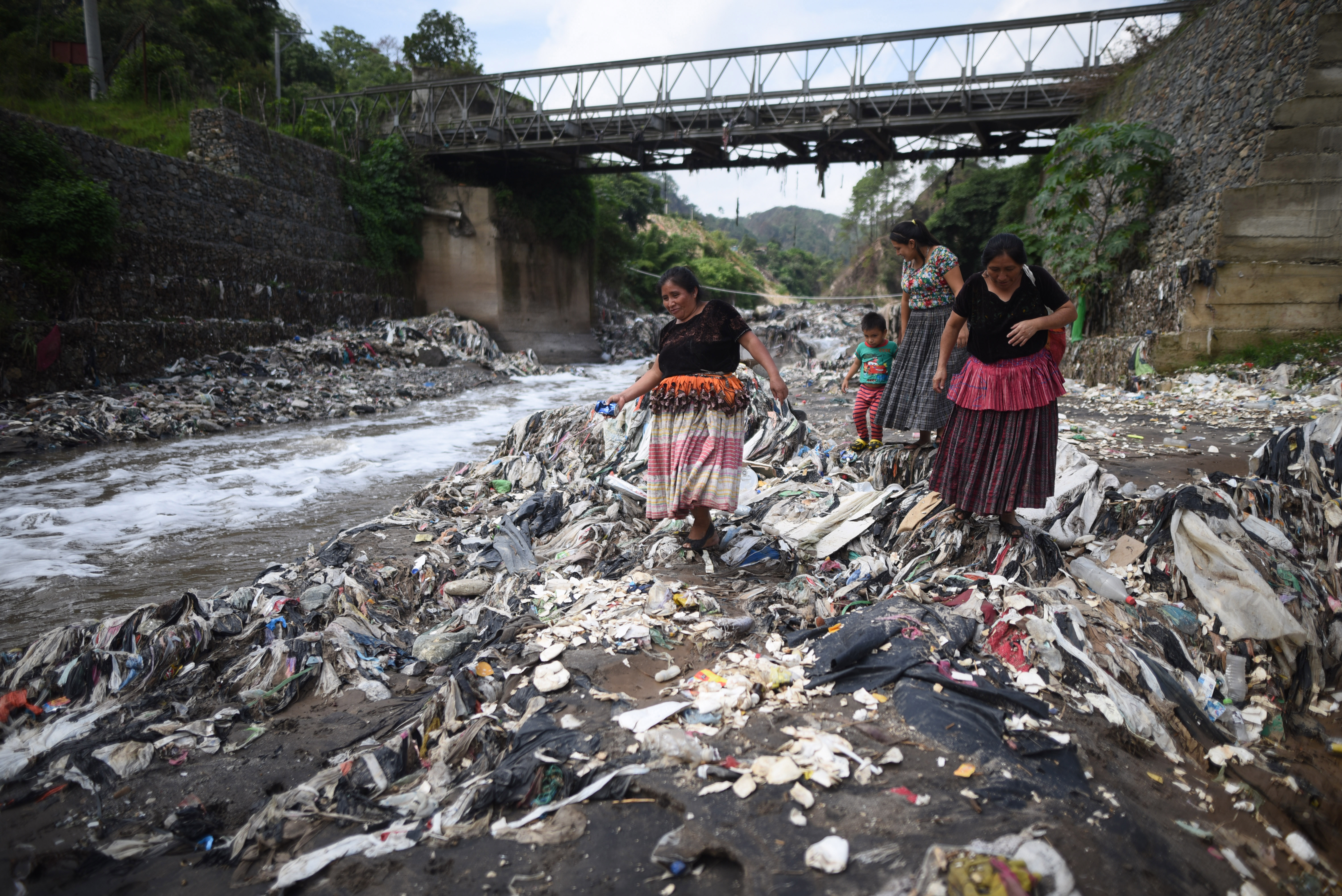Basura acumulada en el río Las Vacas por el deficiente tratamiento de los residuos que se hace en distintos municipios. (Foto Prensa Libre: EFE)