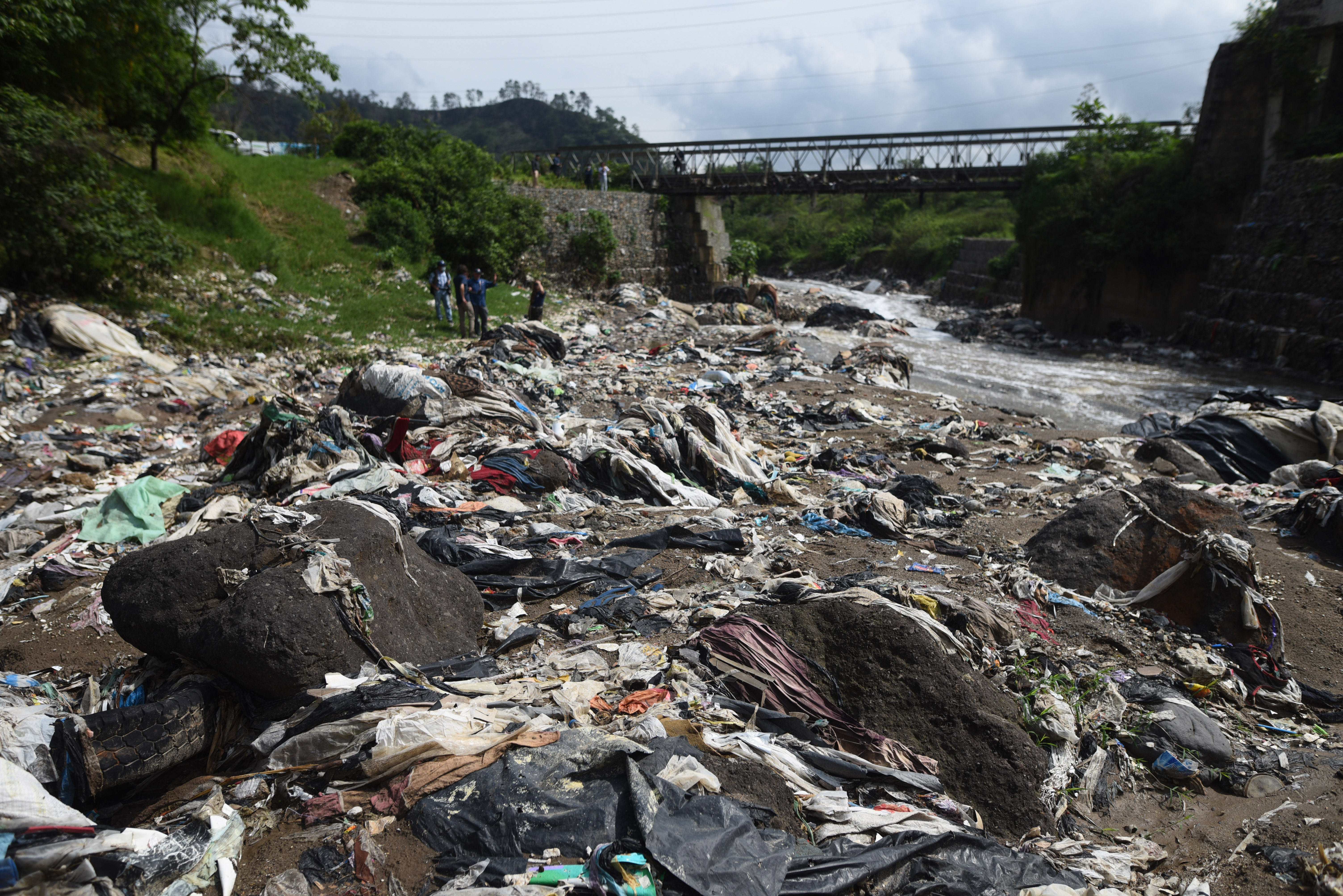 AME5410. SANTA CRUZ CHINAUTLA (GUATEMALA), 08/06/2022.- Vista hoy de la basura acumulada en el río Las Vacas, afluente del río Motagua, en Santa Cruz Chinautla (Guatemala). La organización ambiental holandesa The Ocean Cleanup aseguró este miércoles que pretende colocar una barda que ayude a limpiar de basura el río Motagua en Guatemala, al que considera uno de los más contaminados del planeta. 