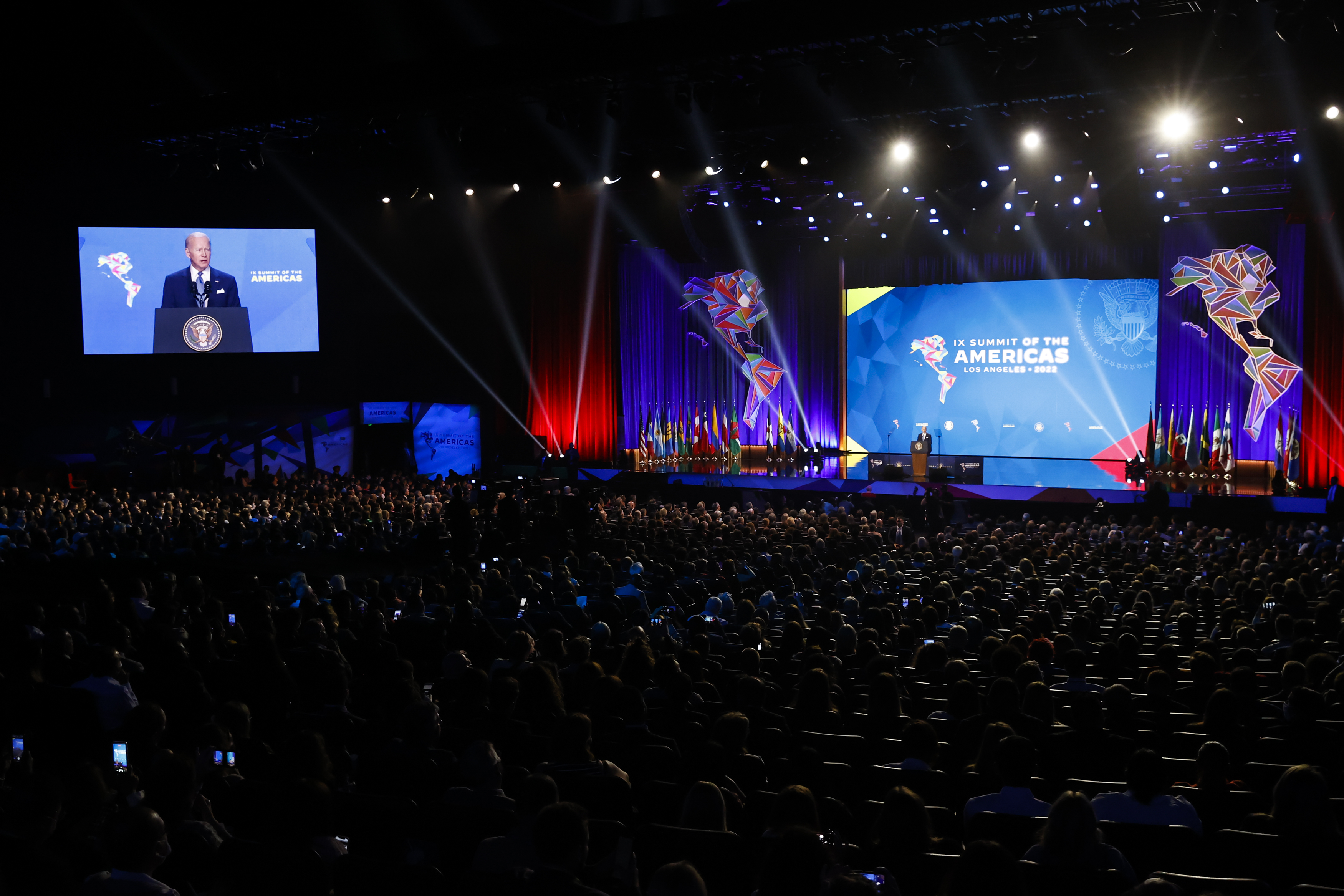 AME5462. LOS ÁNGELES (ESTADOS UNIDOS), 08/06/2022.- Vista hoy del evento inaugural de la IX Cumbre de las Américas mientras el presidente de Estados Unidos, Joe Biden (c), pronuncia un discurso, en Los Ángeles, California (EE.UU). EFE/ Alberto Valdés