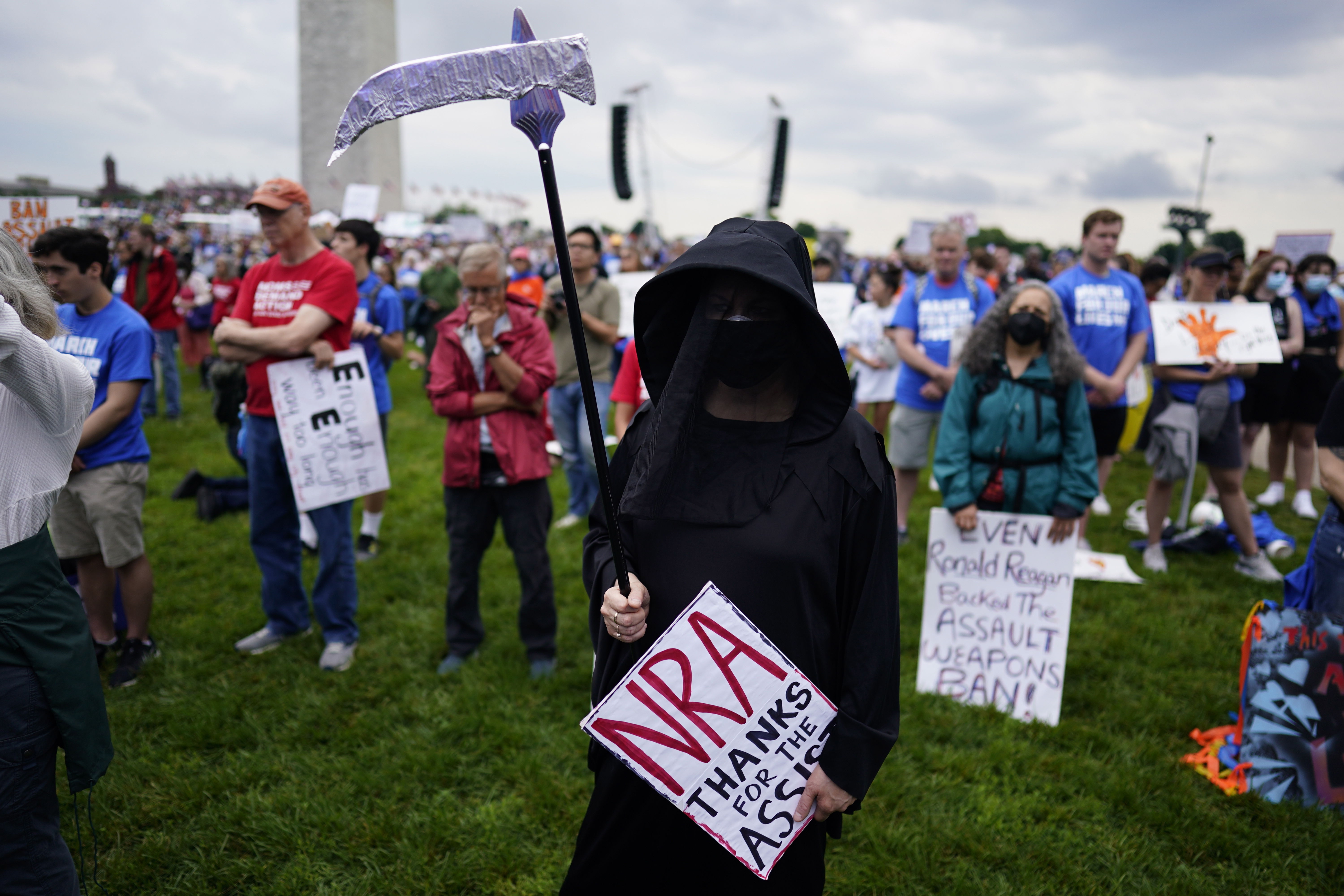 Washington (United States), 11/06/2022.- Protesters on the National Mall take part in a 'March For Our Lives' Rally in Washington, DC, USA, 11 Junes 2022. Protesters across the United States are campaigning for tighter firearms laws to curb gun violence. (Protestas, Incendio, Estados Unidos) EFE/EPA/WILL OLIVER