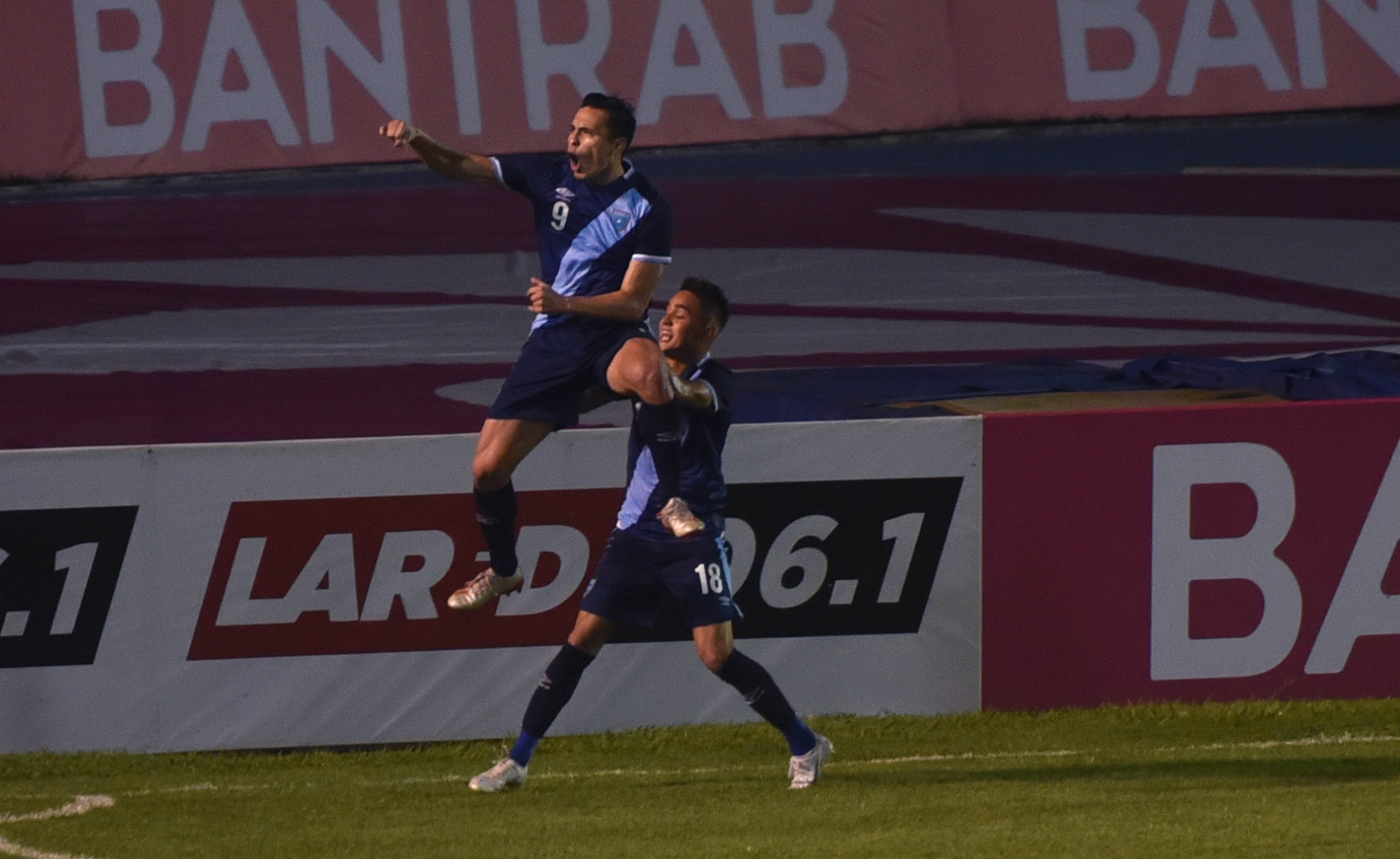 AME6451. CIUDAD DE GUATEMALA (GUATEMALA), 13/06/2022.- El jugador Rubio Méndez (arriba) celebra el segundo gol hoy, durante un partido entre Guatemala y República Dominicana de la cuarta fecha del Grupo D de la Liga B de la Liga de Naciones de la Concacaf en el estadio Doroteo Guamuch Flores en la Ciudad de Guatemala (Guatemala). EFE/Edwin Bercián