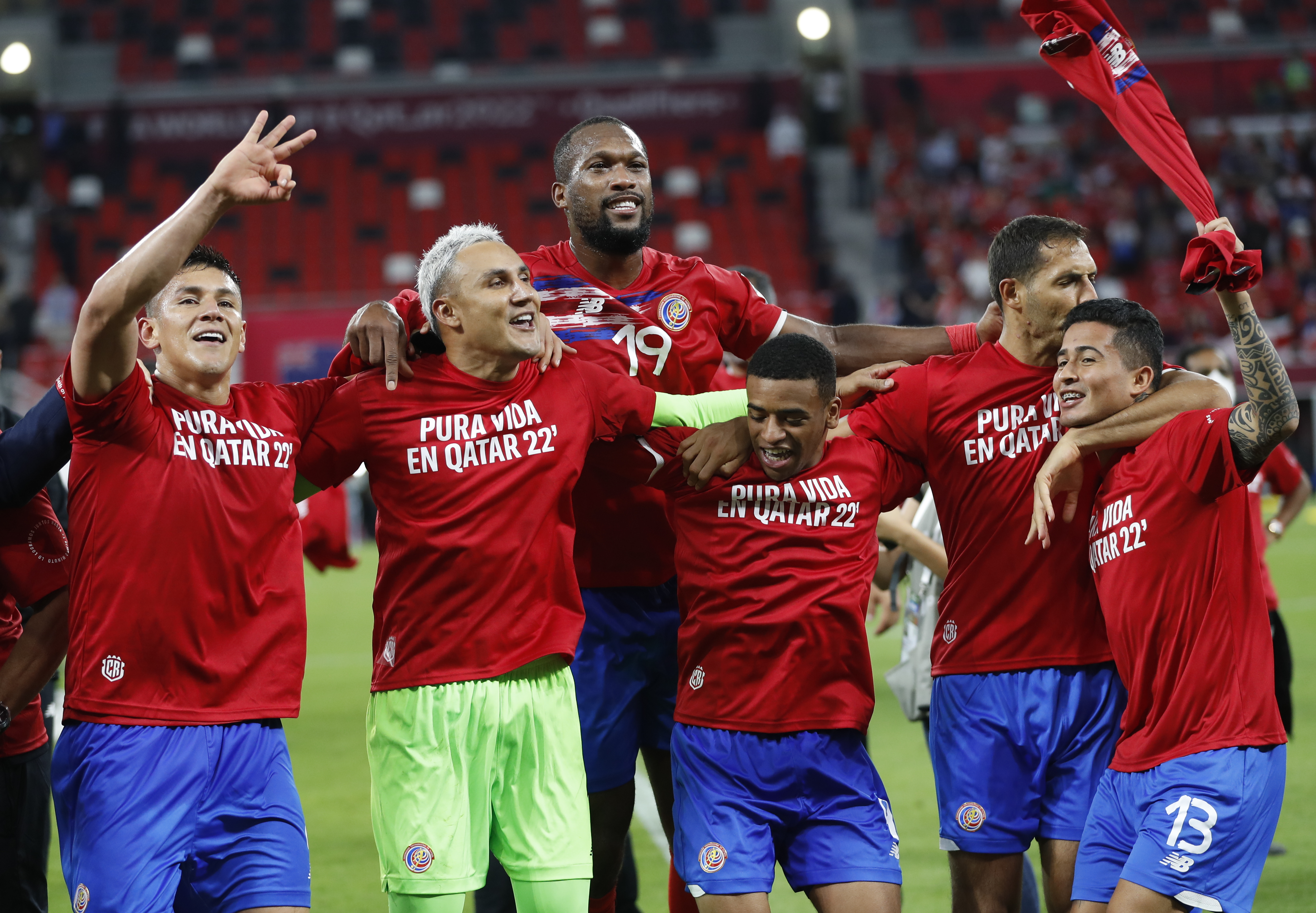 Los jugadores de Costa Rica celebran el triunfo tras el encuentro clasificatorio para el Mundial de futbol de Qatar 2022. (Foto Prensa Libre: EFE)