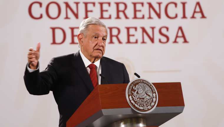 El presidente Andrés Manuel López Obrador habla durante su rueda de prensa matutina hoy, en el Palacio Nacional de la Ciudad de México. (Foto Prensa Libre: EFE)