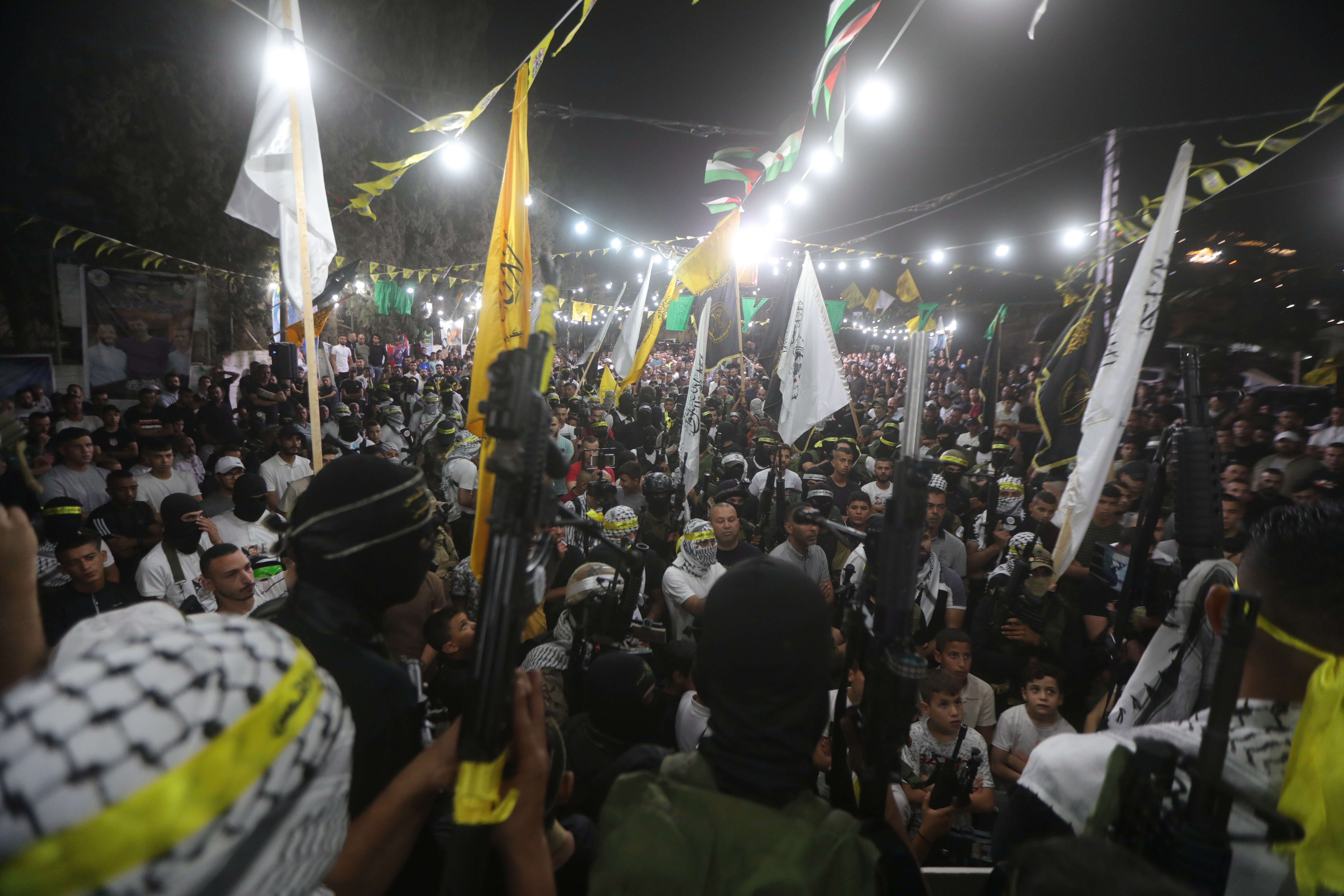Jenin (---), 24/06/2022.- Palestinian militants attend a memorial rally for their late leader Dawood Al Zubedi at Jenin refugee camp near the West Bank city of Jenin, 24 June 2022. Dawood Al Zubedi, al Aqsa brigade militant, has died on 15 May 2022 in a hospital after being shot during clashes with Israeli troops on 13 May. EFE/EPA/ALAA BADARNEH