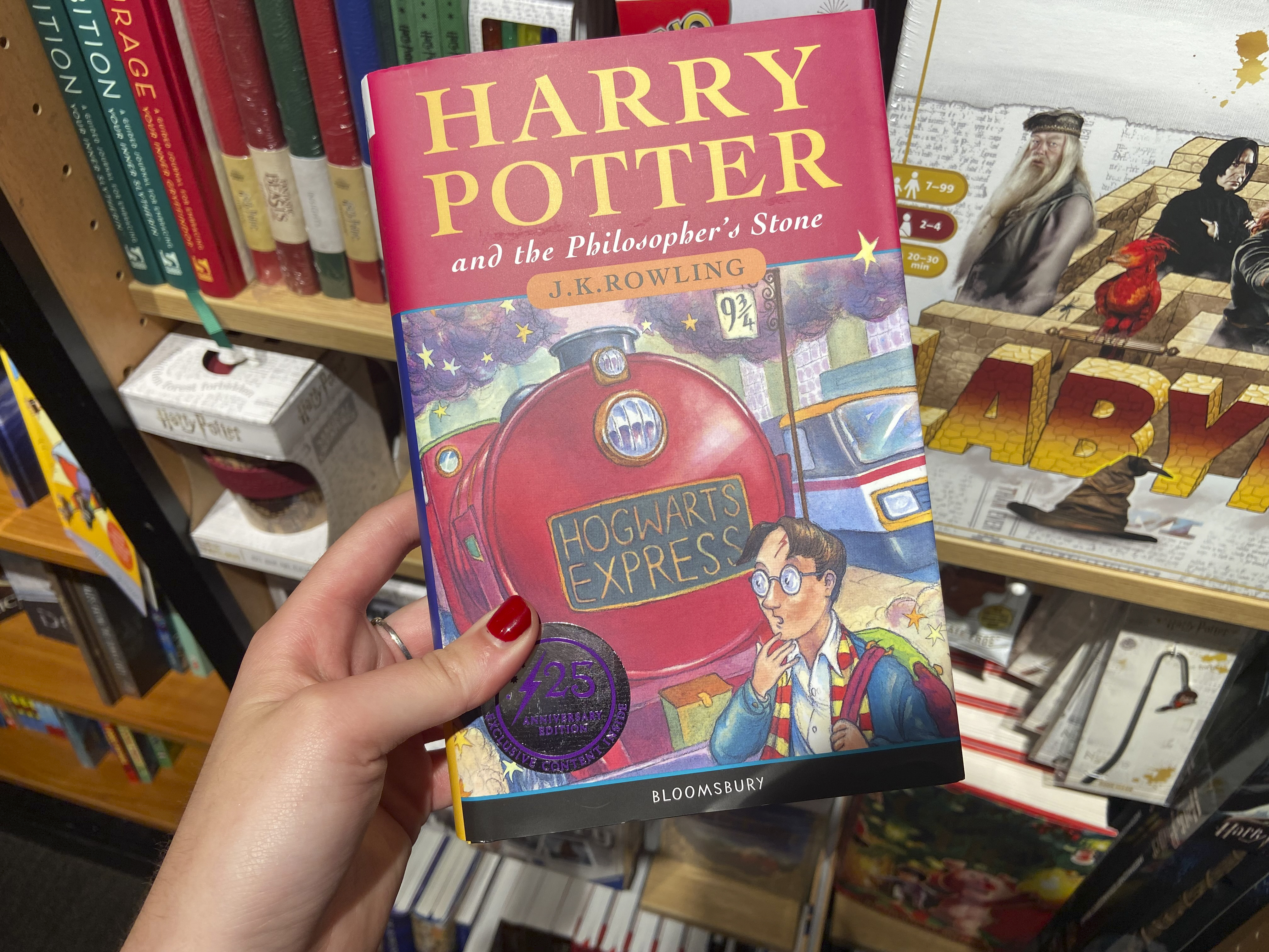 Ejemplar de la saga de libros Harry Potter. 
 J.K. Rowling y sus editores de la casa Bloomsbury lanzaron el 26 de junio de 1997 el primer libro de la ya célebre serie literaria: "Harry Potter y la piedra filosofal". (Foto Prensa Libre: EFE/ Clàudia Sacrest)