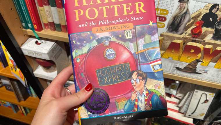 Ejemplar de la saga de libros Harry Potter. 
 J.K. Rowling y sus editores de la casa Bloomsbury lanzaron el 26 de junio de 1997 el primer libro de la ya célebre serie literaria: "Harry Potter y la piedra filosofal". (Foto Prensa Libre: EFE/ Clàudia Sacrest)