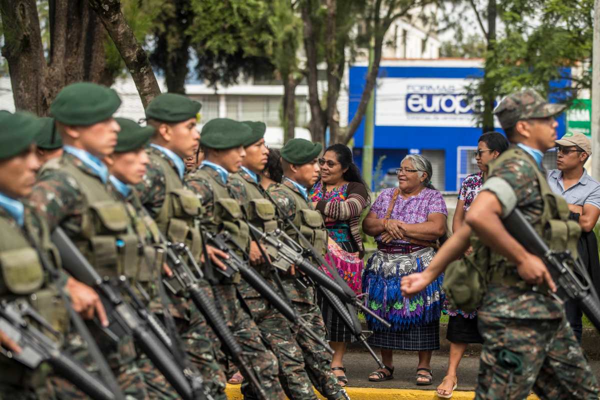Soldados participan en el Desfile Militar en conmemoración del Día del Ejército de Guatemala y el Aniversario de la Gesta Revolucionaria de 1871, en Ciudad de Guatemala (Guatemala). (Foto Prensa Libre: Hemeroteca PL)