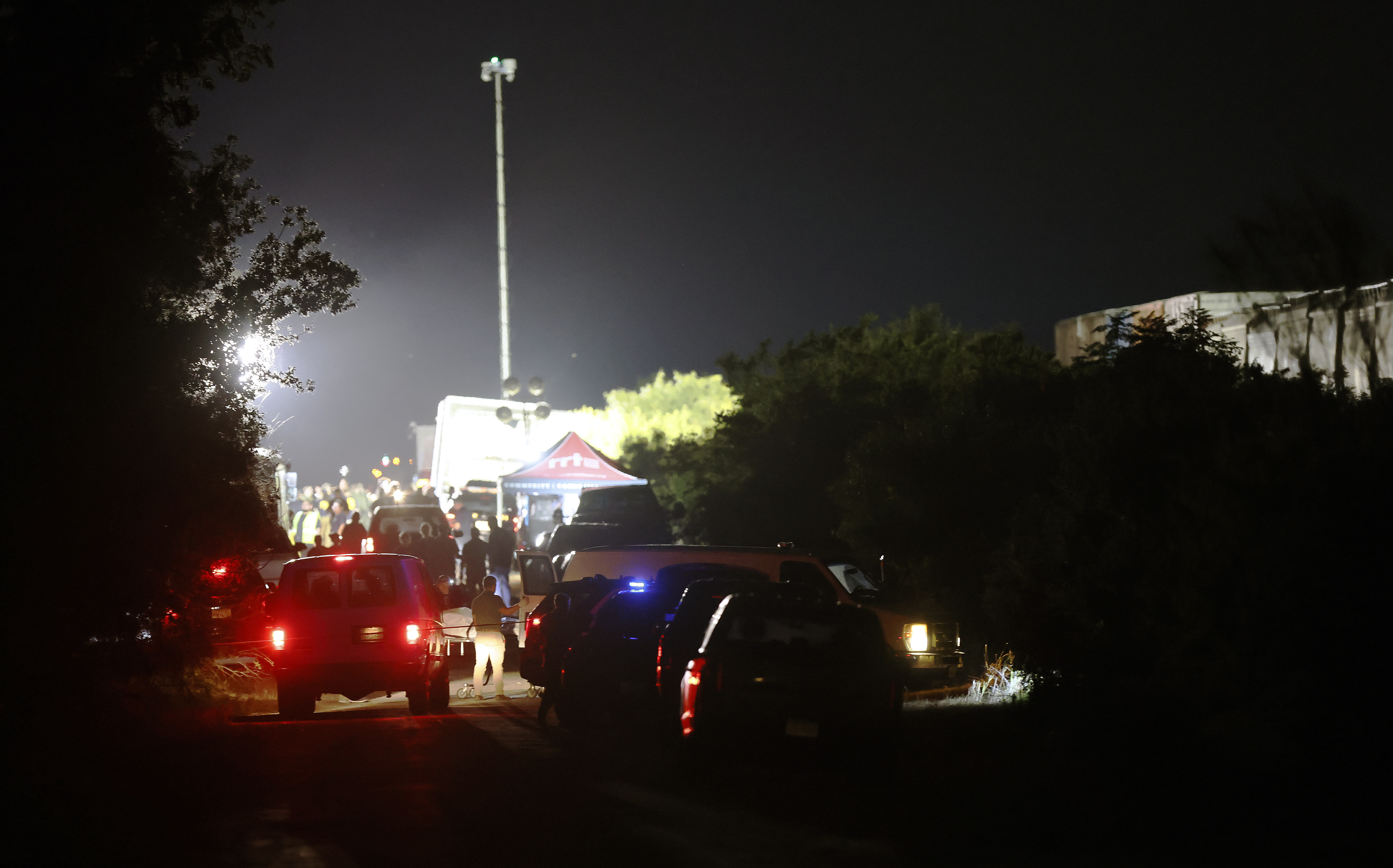 Autoridades trabajan en el área donde fueron localizados los cadáveres de los migrantes dentro de un tráiler en San Antonio, Texas. (Foto Prensa Libre: EFE)