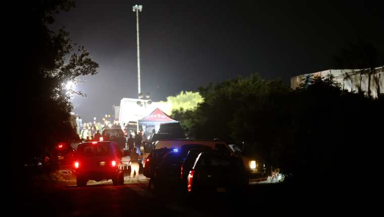 Autoridades trabajan en el área donde fueron localizados los cadáveres de los migrantes dentro de un tráiler en San Antonio, Texas. (Foto Prensa Libre: EFE)