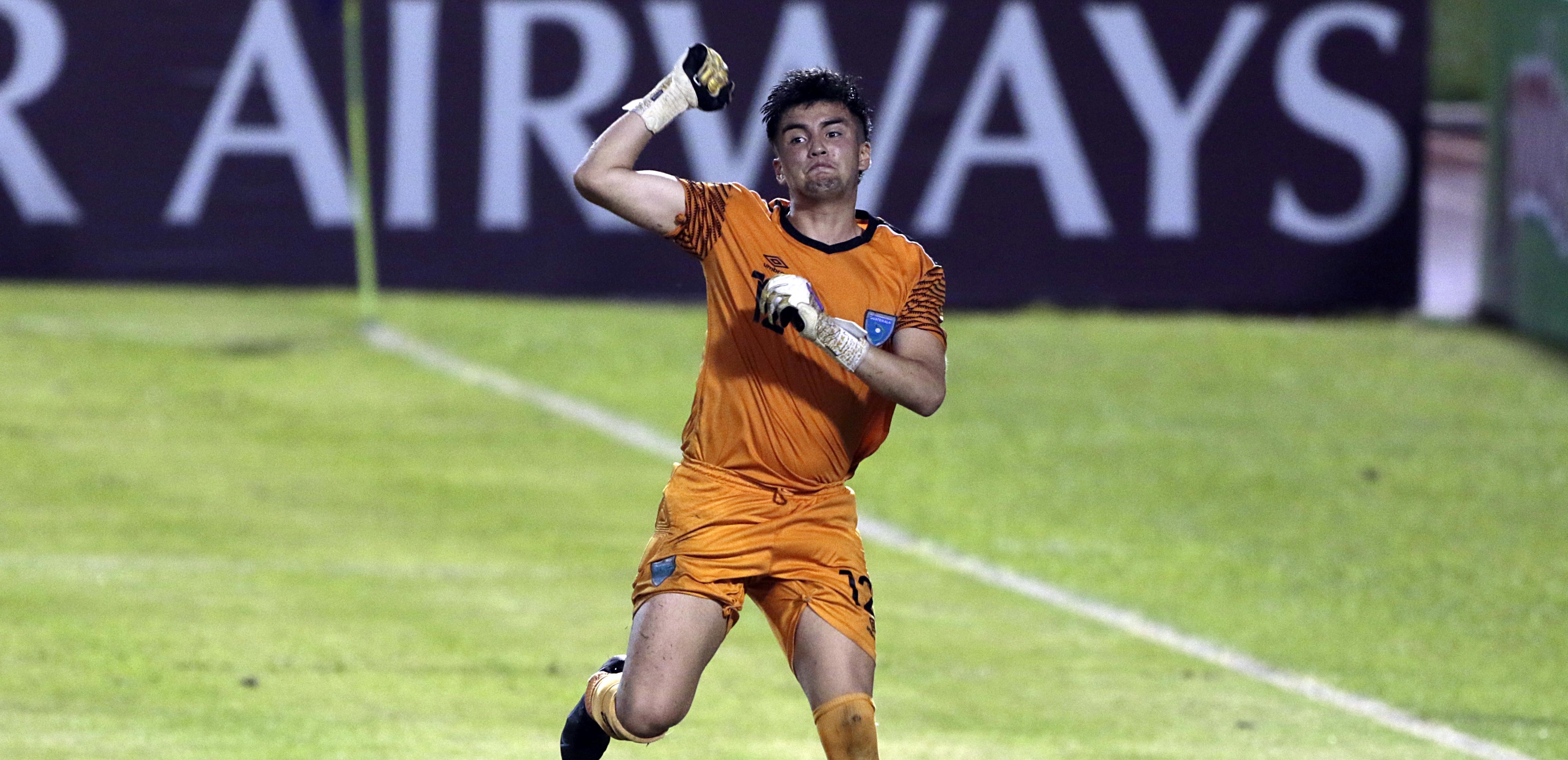 El portero Jorge Moreno de Guatemala celebra la clasificación al mundial de Indonesia luego de vencer a Mexico, durante un partido por los cuartos de final del pre-mundial sub-20 de la Concacaf. Foto Prensa Libre (EFE)