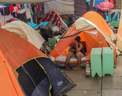 Migrantes en un albergue de Tijuana, México. Muchos solicitantes de asilo permanecen en estos refugios porque no saben qué hacer una vez finalizado el programa Quédate en México. (Foto Prensa Libre: EFE)