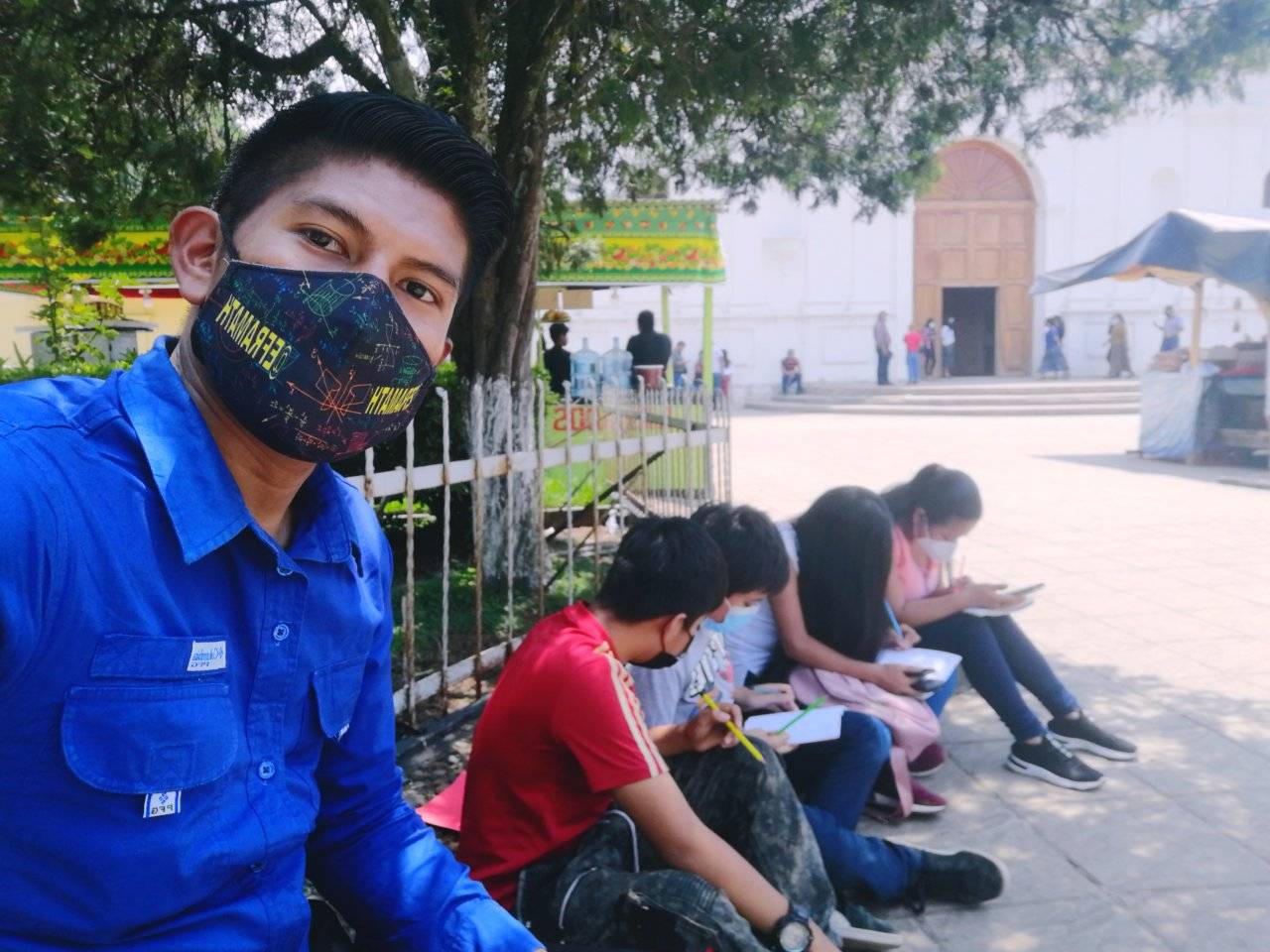 Efraín Cucul con regularidad visita lugares para enseñar matemáticas en forma gratuita.  Esta fotografía es de una visita en San Pedro Carchá. (Foto Prensa Libre: cortesía E. Cucul)