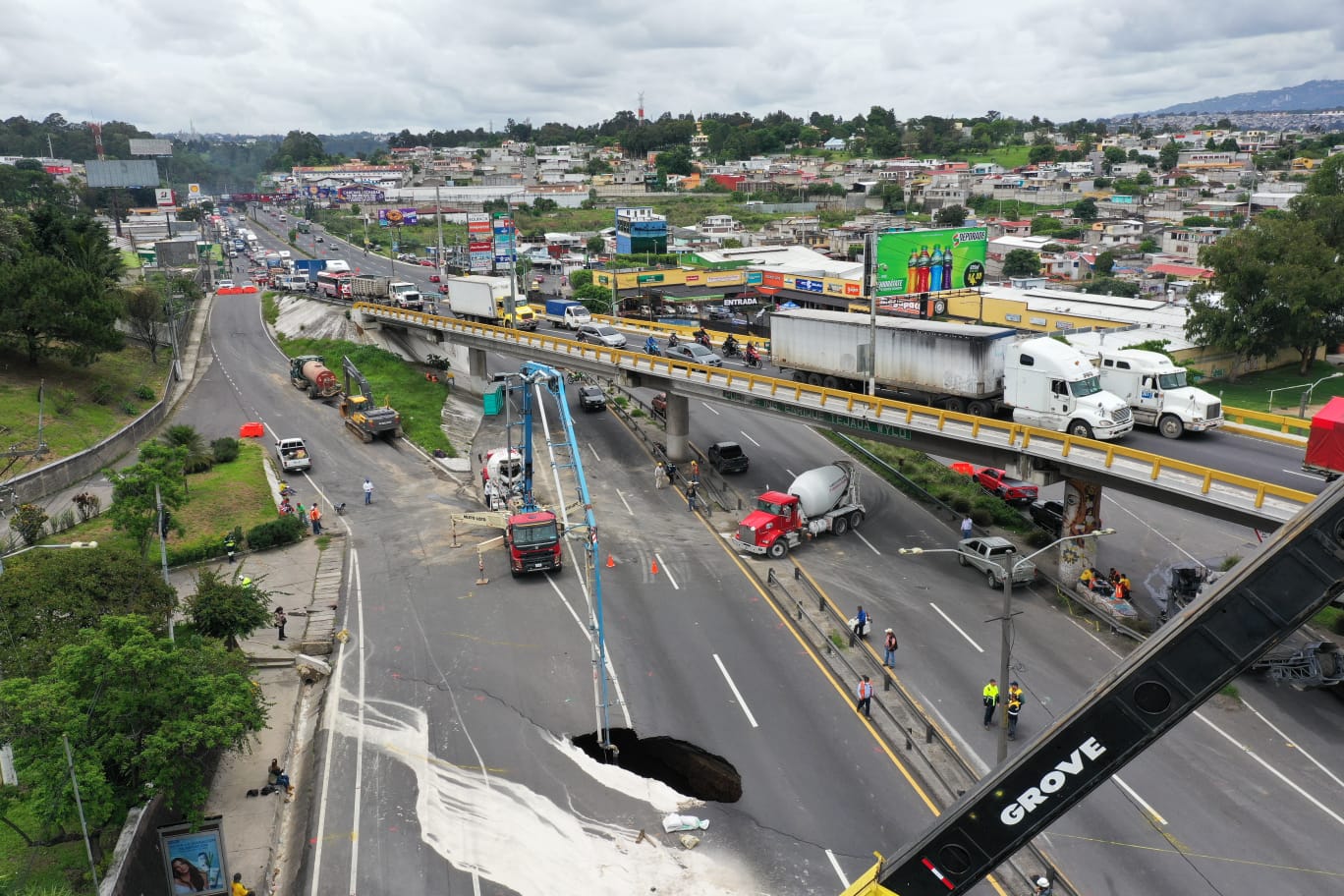 La ruta al Pacífico continúa inhabilitada a causa de un hundimiento en el km 15, en Villa Nueva. (Foto Prensa Libre: María José Bonilla)