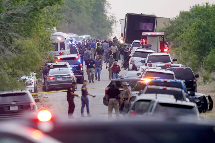 Investigadores en el lugar donde decenas de migrantes fueron encontrados muertos el lunes dentro o cerca de un camión con remolque en San Antonio. (Fot Prensa Libre: Lisa Krantz para The New York Times) 