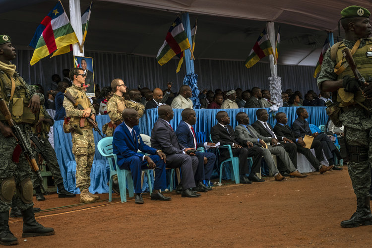 Mercenarios rusos del Grupo Wagner montando guardia durante un desfile en Bangui, República Centroafricana, en 2019. (Foto Prensa Libre: Ashley Gilbertson/The New York Times)