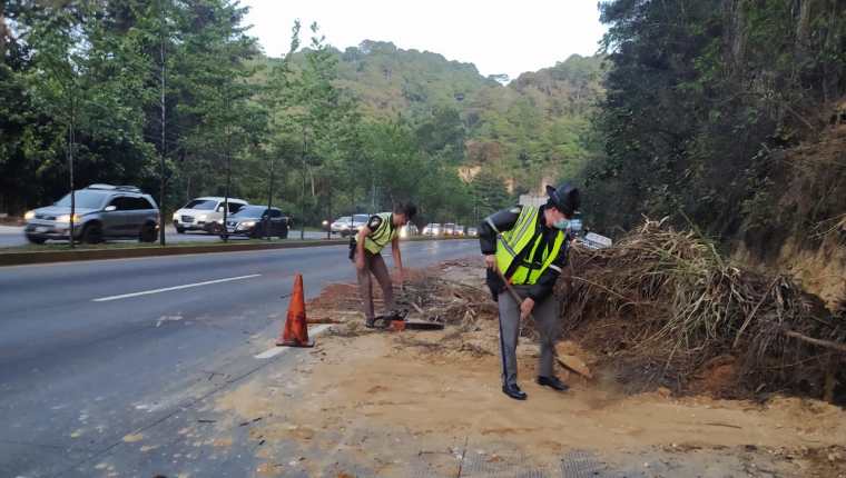 Varias carreteras del país constituyen un riesgo debido al desprendimiento de rocas y derrumbes. (Foto Prensa Libre: Provial) 