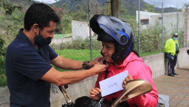 Carlos Enrique Barrios Hernández recuerda a su hermano fallecido en un accidente de motocicleta, regalando cascos de protección. (Foto Prensa Libre: Élmer Vargas)