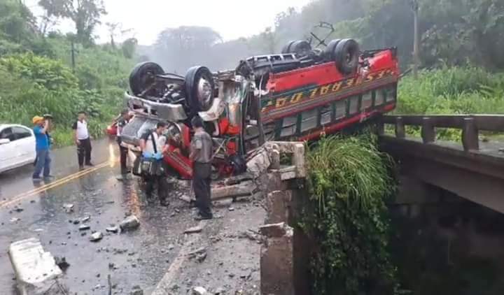 El bus de los Transportes Esmeralda quedó volcado en el km 102 de la ruta al suroccidente, en Santa Lucía Cotzumalguapa, Escuintla. (Foto Prensa Libre: CVB)