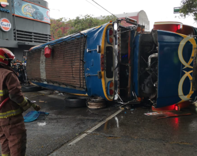 Un fallecido y heridos en accidente de bus en la zona 9; PMT pide usar rutas alternas