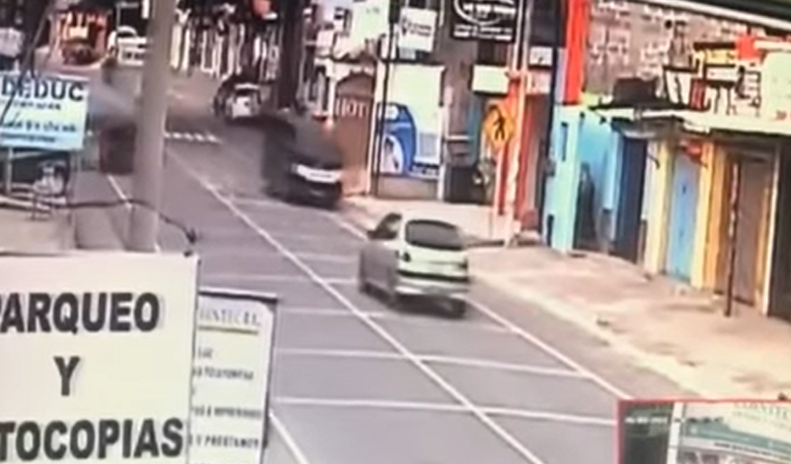 Video: Microbús colisiona contra mototaxi y al continuar la marcha estuvo a punto de colisionar con otro automotor