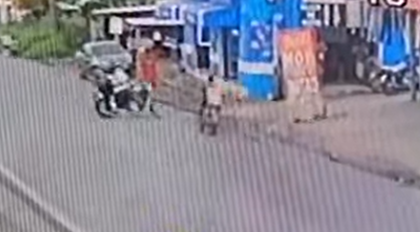 Video: El momento en que una motocicleta que se atravesaba la carretera es impactada por un motorista en Izabal