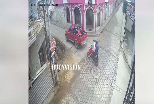 Video: Motorista sufre golpes al colisionar contra picop y su motocicleta queda tirada a media calle
