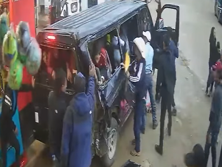 Video: El momento en que microbús se accidentó y así se auxiliaron pasajeros para salir de la unidad
