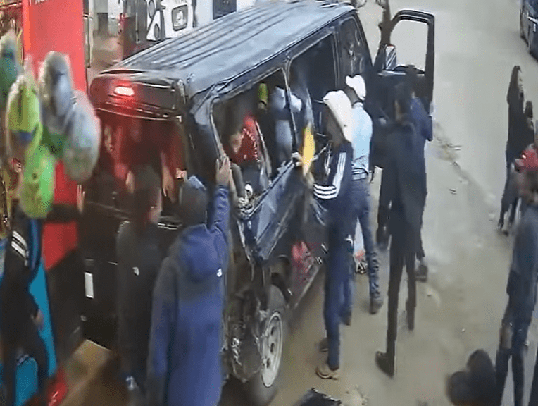 Momento en que pasajeros tratan de salir de microbús accidentado en San Carlos Alzatate, Jalapa. (Foto Prensa Libre: Tomada del video de Santo Domingo Brilla)