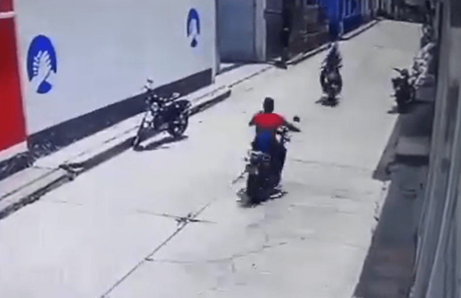 Video: Así fue la colisión entre dos motoristas que no portaban casco