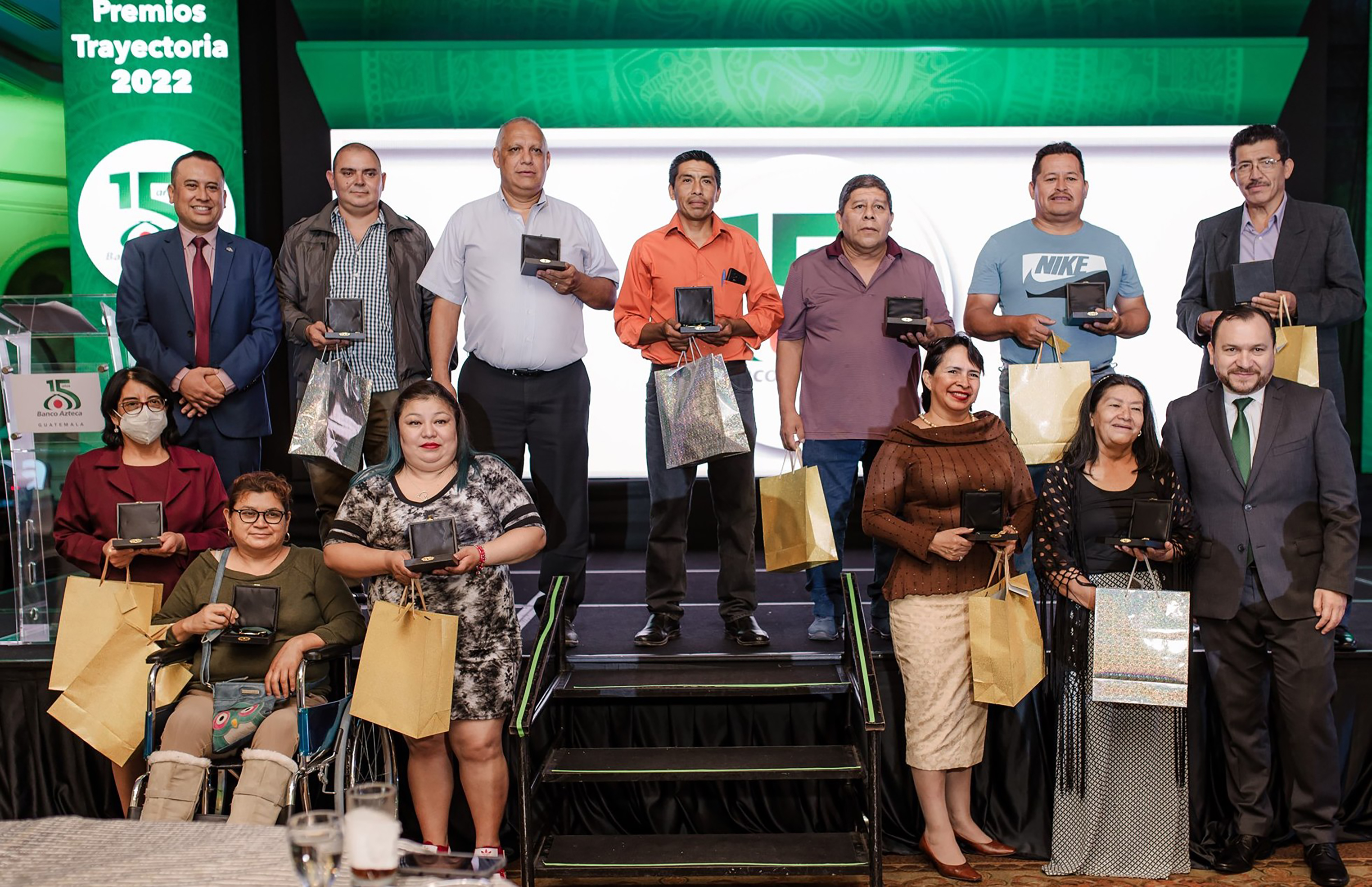 Un buen número de clientes que llegaron al evento son pequeños empresarios que han depositado su dinero durante los 15 años que lleva el banco en el país. Foto Prensa Libre: Cortesía