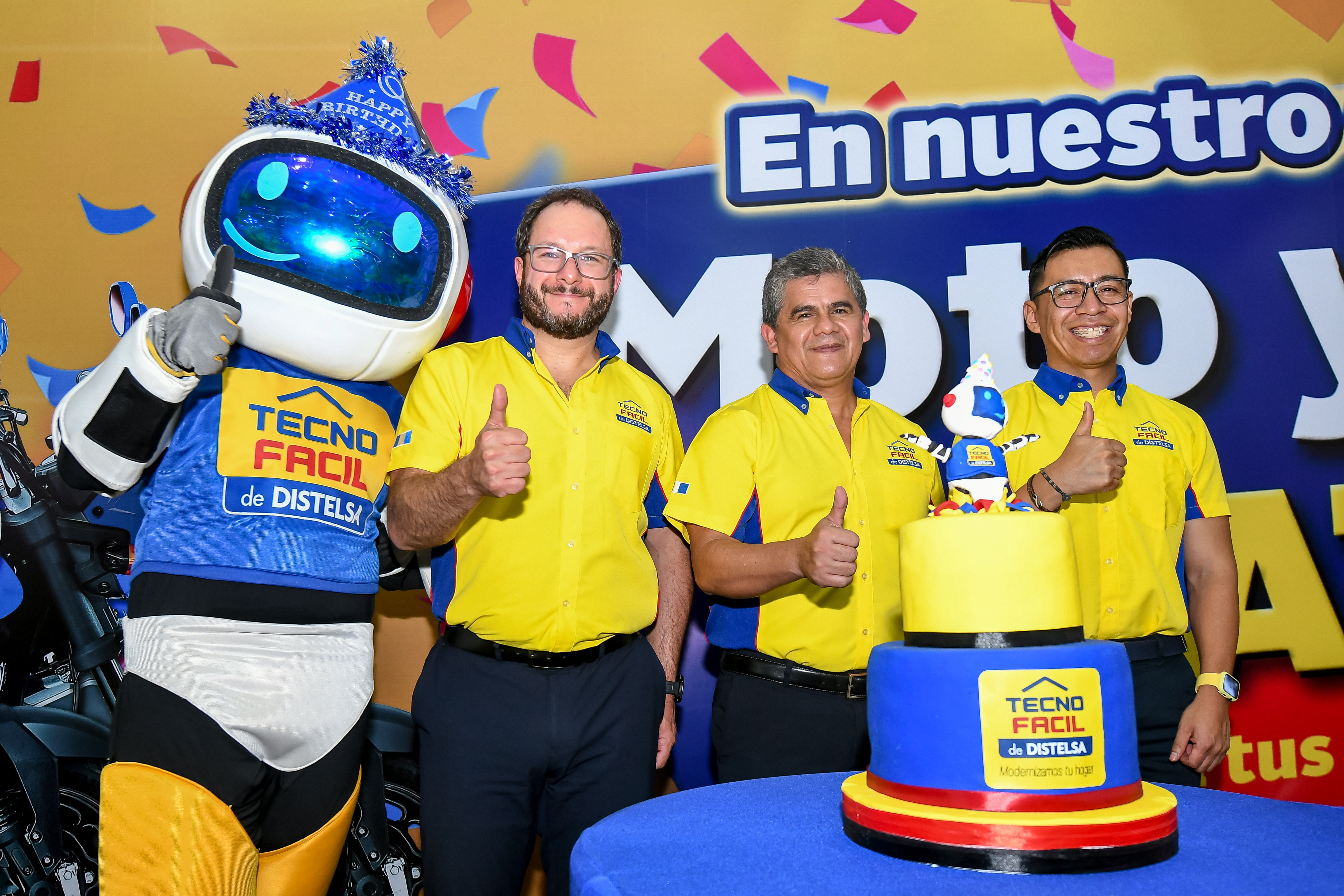 Representantes de la tienda compartieron un pastel por su sexto aniversario. Foto Prensa Libre: Sergio Muñoz