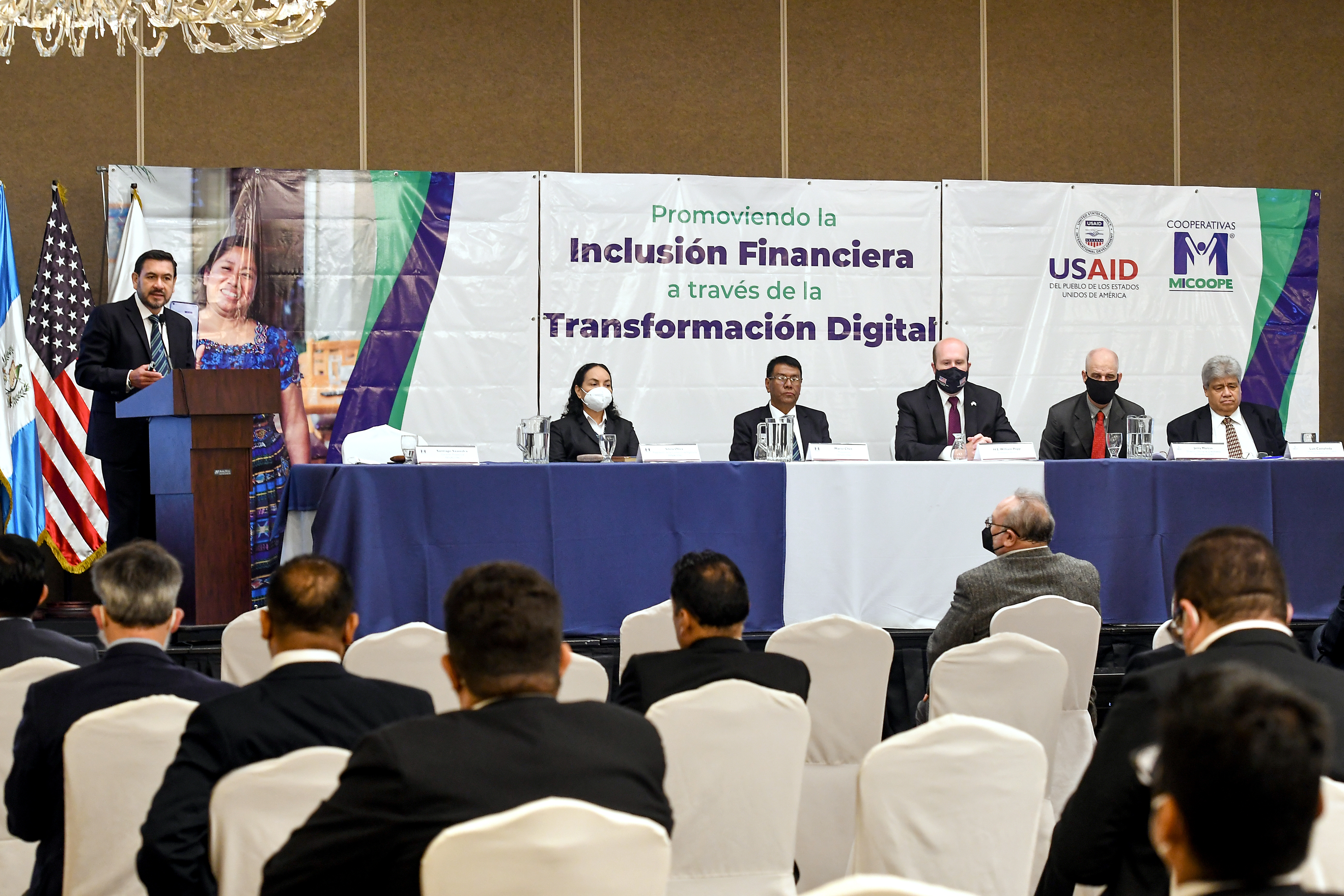 Santiago Saavedra, gerente de gestión de proyectos de Micoope, mostró la cifras a favor desde la fecha de implementación de la billetera movil FRI. Foto Prensa Libre: Sergio Muñoz